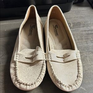Jabasic - Classic Textured Cream Loafers - Womens 9